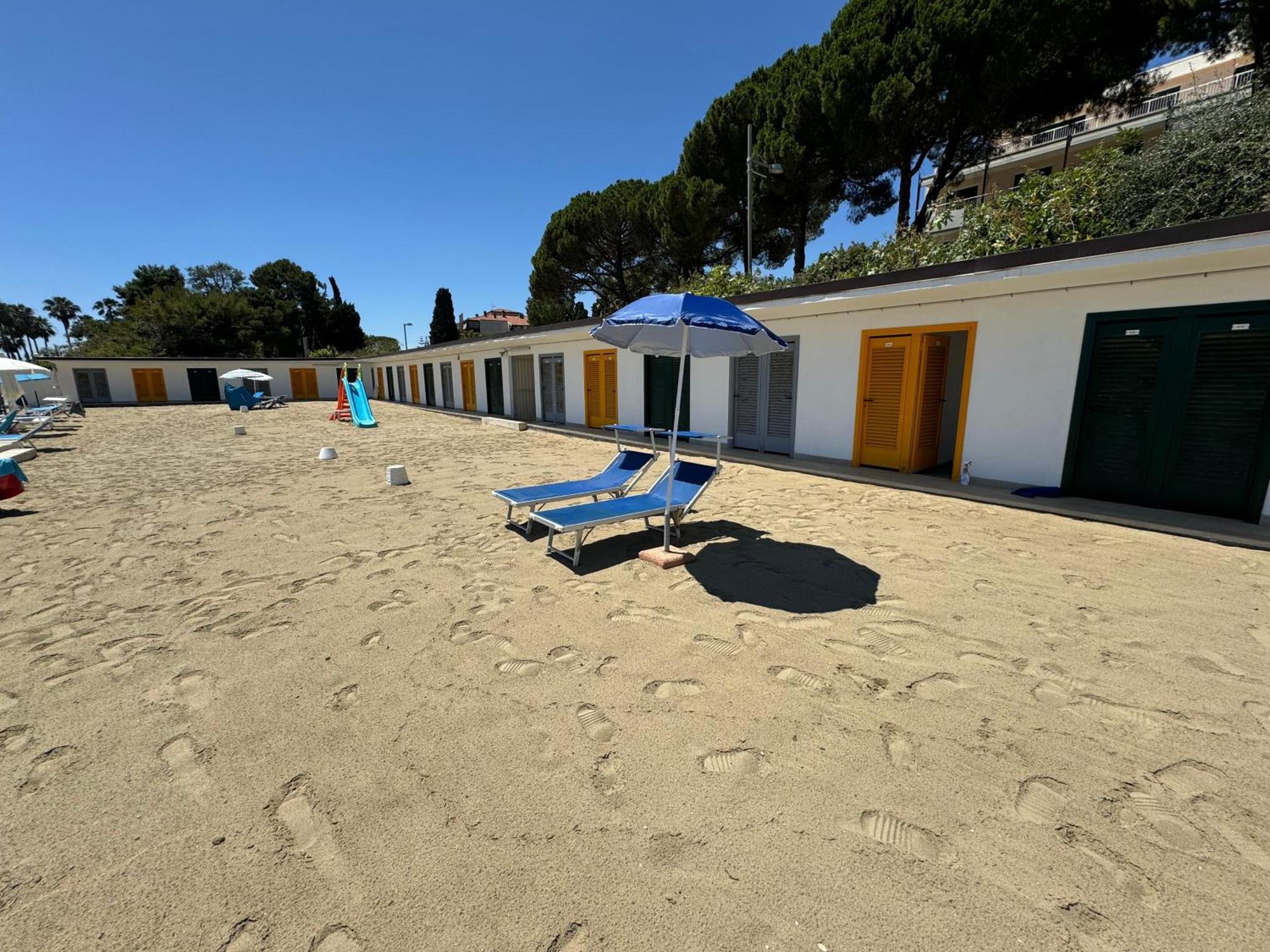Tirrenia Beach House - Sea Front With Private Beach Sanremo Bagian luar foto